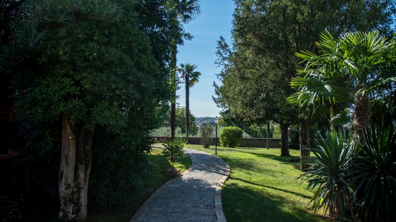 Castello Belvedere Apartments Desenzano del Garda Bagian luar foto