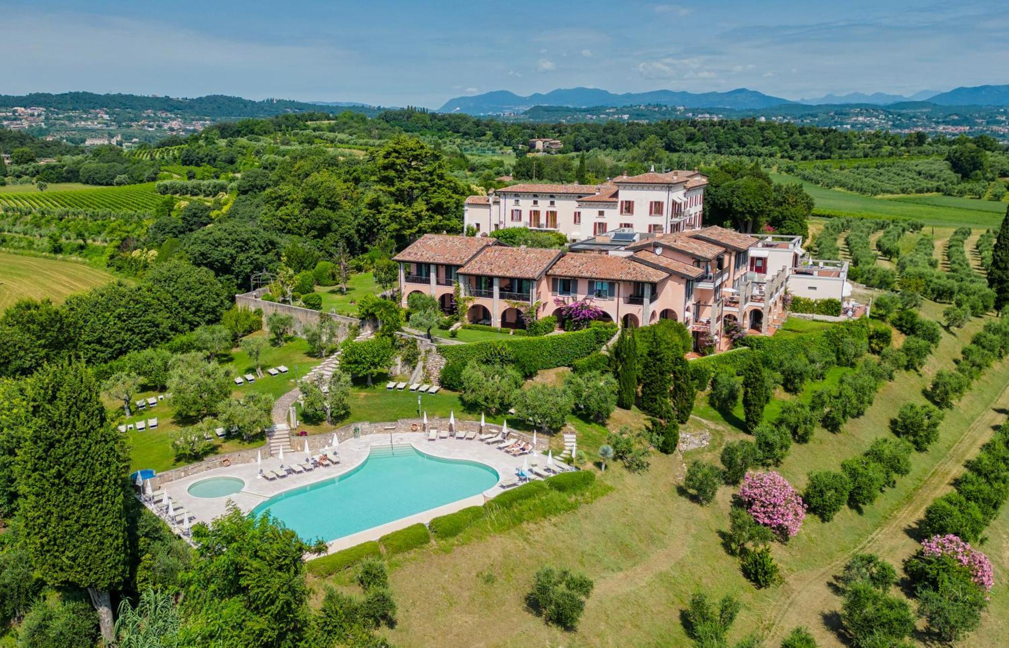 Castello Belvedere Apartments Desenzano del Garda Bagian luar foto